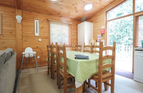 Rosliston Cottage | OAK LODGE, pet friendly, with a garden in Rosliston