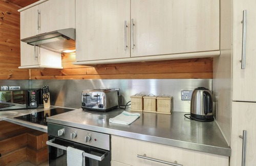 Rosliston Cottage | OAK LODGE, pet friendly, with a garden in Rosliston