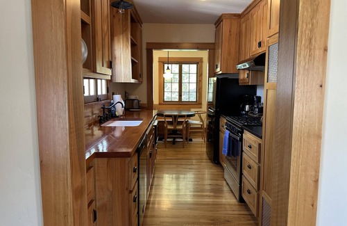 Old Bend Cottage | Oak Millhouse - Beautifully restored home in Downtown Old Bend