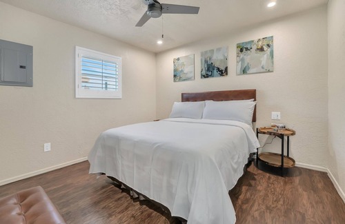 Lawton Apartment | Oak's Beautiful Contemporary Suite #14