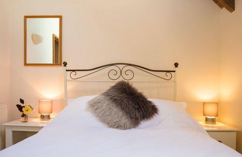 Witney House | Oak Tree Cottage at King John's Barn - sleeps 4 guests in 2 bedrooms