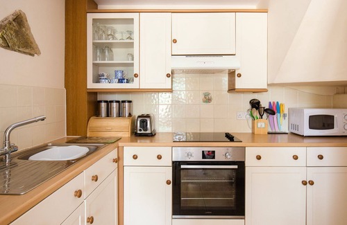 Witney House | Oak Tree Cottage at King John's Barn - sleeps 4 guests in 2 bedrooms