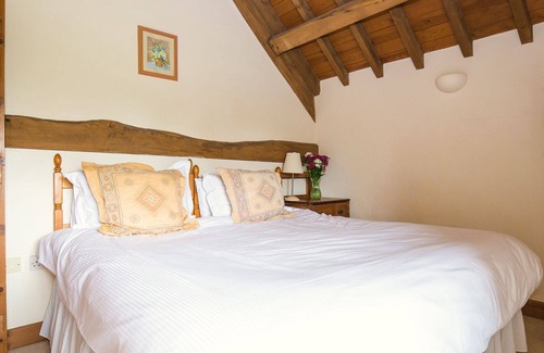 Witney House | Oak Tree Cottage at King John's Barn - sleeps 4 guests in 2 bedrooms