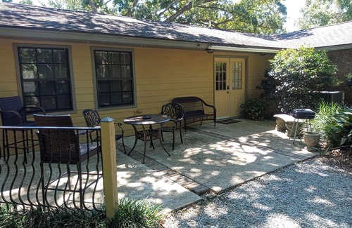 Long Beach Apartment | OakHaven Annex-Large, secluded apartment one block from beach and Walmart.