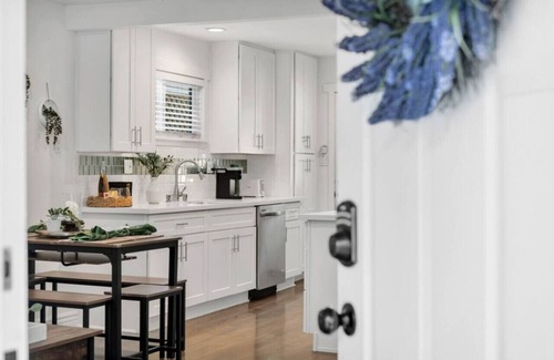 Thousand Oaks House | Oaks Retro Cottage, Jacuzzi, Bistro Patio, Walk to Everything!