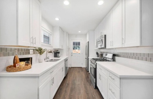 Thousand Oaks House | Oaks Retro Cottage, Jacuzzi, Bistro Patio, Walk to Everything!