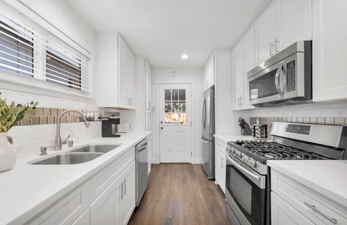 Thousand Oaks House | Oaks Retro Cottage, Jacuzzi, Bistro Patio, Walk to Everything!