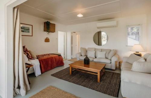 Oakura Villa | Oakura Circle - authentic Kiwi bach by the beach