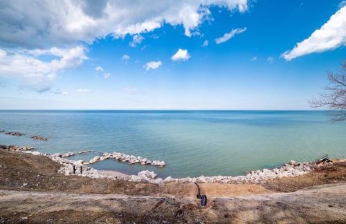 Ashtabula House | Oakwood Beach - Lake Front - Geneva-On-The-Lake