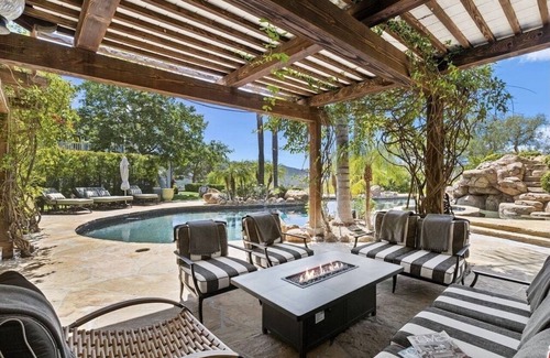 Malibu House | OASIS in the Malibu the Wine Trail with giant ozone pool with spectacular views