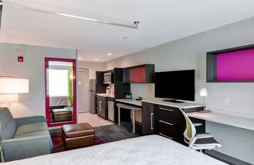 Lake Hamilton Hotel | Oasis of Relaxation: Full Kitchen, Pool, Pet-friendly, Free Breakfast & Parking!