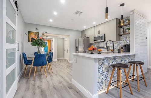 South Middle River House | Oasis on 18th - Lush Backyard + Fire Pit near Beach & Downtown