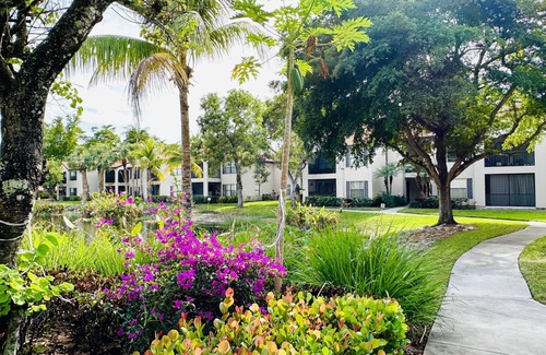 North Naples Condo | Oasis Resort Style Condo 2/2
