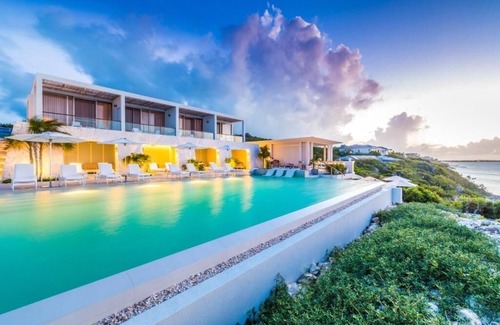 Providenciales Hotel | Oceanview Retreat w/Balcony for Couples’ Tranquil Vacations