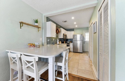 Jacksonville Beach Villa | Ocean Blue Cottage 2|1 Blk to Beach| Close to Mayo