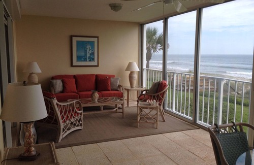 Sawgrass Condo | ’Ocean Breeze'.Steps to the beach, Spacious 1st floor!