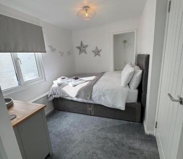 Ferring House | Ocean Cottage, Ferring - seaside cottage moments from the beach and Bluebird cafe