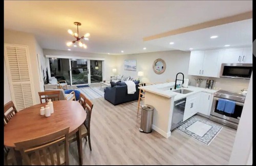 Solana Beach Condo | Ocean Front 2 Bed, 2 Ba. with pool, jacuzzi, gym, tennis
