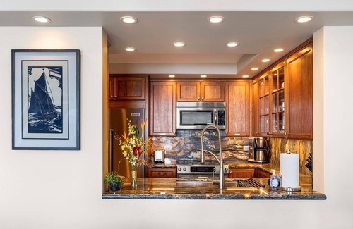 Historic Kailua Village Condo | 🏖️Ocean Front | AC | Fantastic Location - Walk To Kona Town