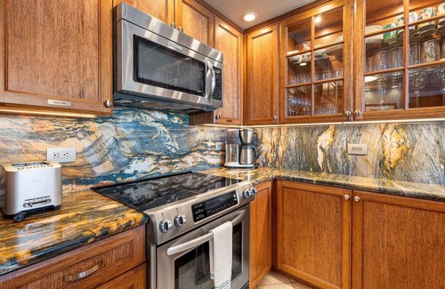 Historic Kailua Village Condo | 🏖️Ocean Front | AC | Fantastic Location - Walk To Kona Town