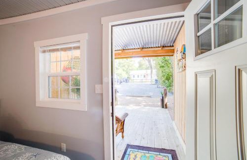 Ocean Isle Beach Apartment | Ocean Isle Beach Studio with Patio - 1 Mi to Pier!