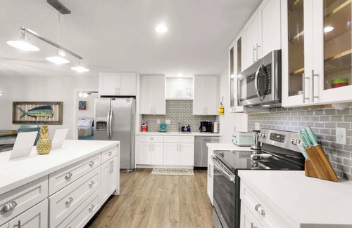 Fort Walton Beach House | Ocean Oasis 5-Bed Retreat: Pickleball, Arcade & Grill