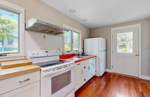 Ocean Point Cottage | Ocean Point Colony Home w/Sunroom & Sweeping Ocean Views, Dog-friendly