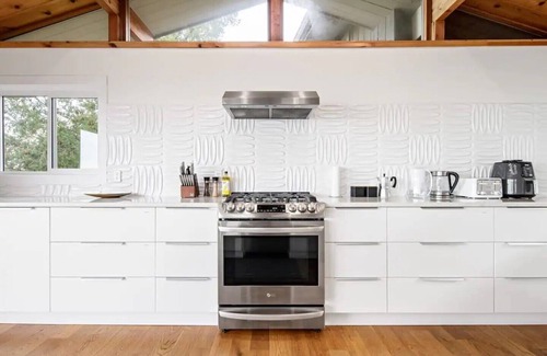 Regional District of Nanaimo House | Ocean's Embrance Suite