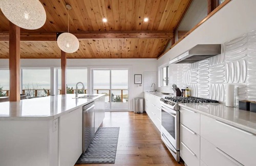 Regional District of Nanaimo House | Ocean's Embrance Suite