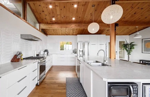 Regional District of Nanaimo House | Ocean's Embrance Suite