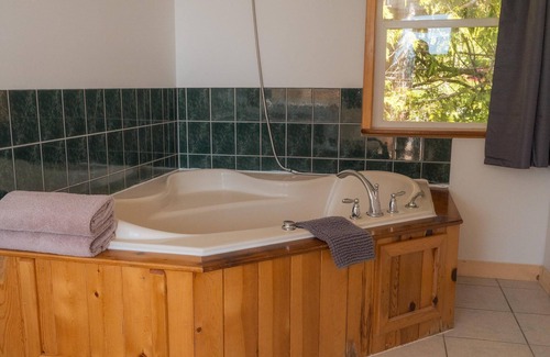 Ucluelet Hotel | Ocean View Jacuzzi Suite | #12
