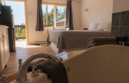 Ucluelet Hotel | Ocean View Jacuzzi Suite | #12