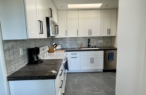 Beach Barber Tract House | Ocean View, Light & Bright 2BR/1BA, Walkable to La Jolla Village & Beaches!