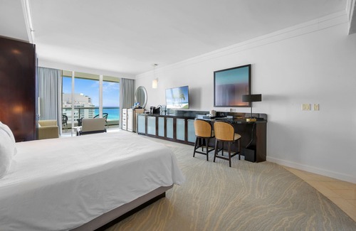 Mid Beach Hotel | Ocean View Luxury Studio at Sorrento in Fontainebleau Hotel in Miami Beach
