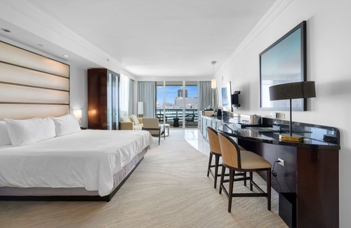Mid Beach Hotel | Ocean View Luxury Studio at Sorrento in Fontainebleau Hotel in Miami Beach