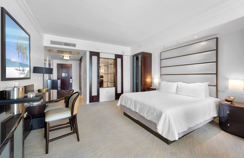 Mid Beach Hotel | Ocean View Luxury Studio at Sorrento in Fontainebleau Hotel in Miami Beach