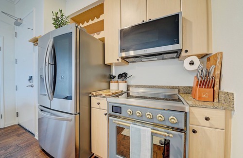 Downtown Long Beach Condo | Ocean View Oasis next to Beach and Convention Center with free parking