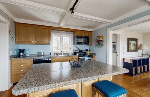 Rockland House | Ocean-view penthouse with deck, gas grill, washer/dryer, full kitchen, & WiFi