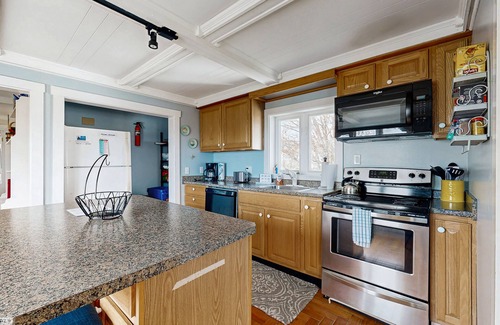 Rockland House | Ocean-view penthouse with deck, gas grill, washer/dryer, full kitchen, & WiFi