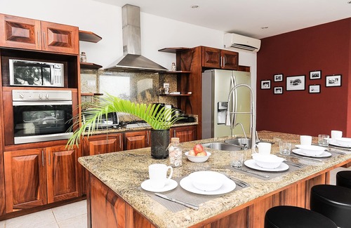 Coco House | Ocean View Single Story House with Private Infinity Pool. 10 min walk to Beach