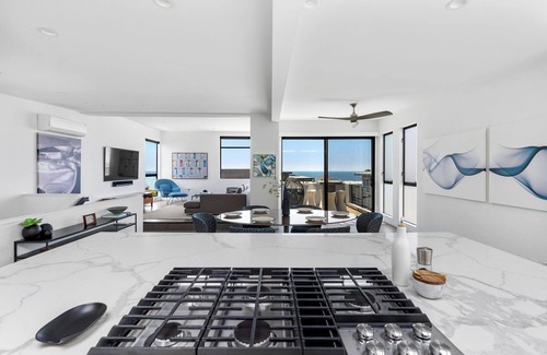 The Strand House | Ocean View | Steps to DT Manhattan Beach|King Beds