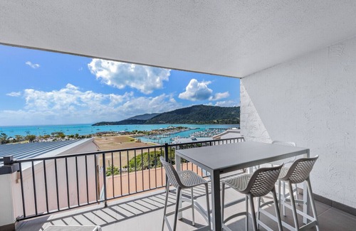 Airlie Beach Apartment | Ocean view Studio unit walking distance to town WI-FI