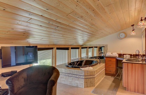 Otter Rock Apartment | Ocean-View Suite with Jacuzzi Tub | Sleeps 6