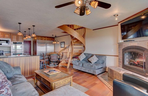 Otter Rock Apartment | Ocean-View Suite with Jacuzzi Tub | Sleeps 6
