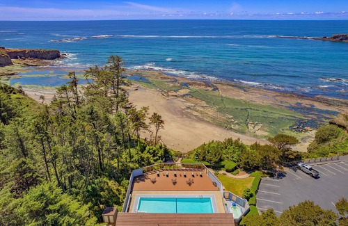 Otter Rock Apartment | Ocean-View Suite with Jacuzzi Tub | Sleeps 6