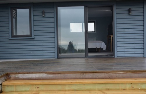 Hokitika Apartment | Ocean Views and Sunsets, a Spacious Studio Apartment