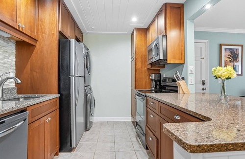 Demere Park Condo | Ocean Walk J-10 2BR St. Simons Condo Near Pier & Pools