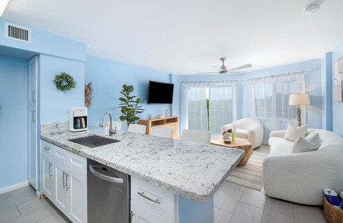 Tavernier Condo | Oceanfront 2BR/2BA Remodeled Condo King + Bunk Room Balcony Views