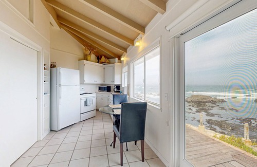 Fort Bragg Apartment | Oceanfront condo w/private hot tub, furnished deck & views - walk to beach