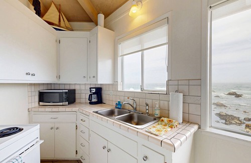 Fort Bragg Apartment | Oceanfront condo w/private hot tub, furnished deck & views - walk to beach